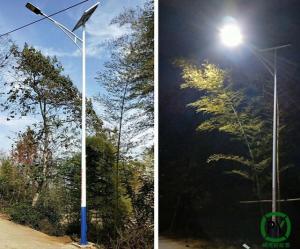 6米高的太阳能灯照亮了村民夜晚出行路